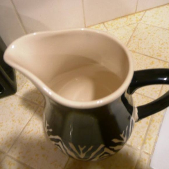 PITCHER BLACK & WHITE CERAMIC/STONEWARE - Picture 2 of 3